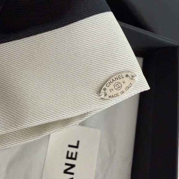 NWT! 24K Chanel ? black white Bow logo Silk hair clip  display picture 2